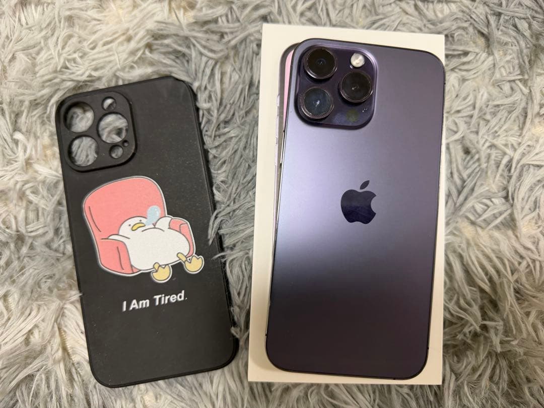 iPhone 14 Pro Max ディープ・パープルケース付き