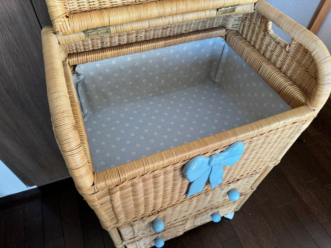 ラタン製収納キャビネット ブルーリボン付き 籐　ヴィンテージ、アンティーク