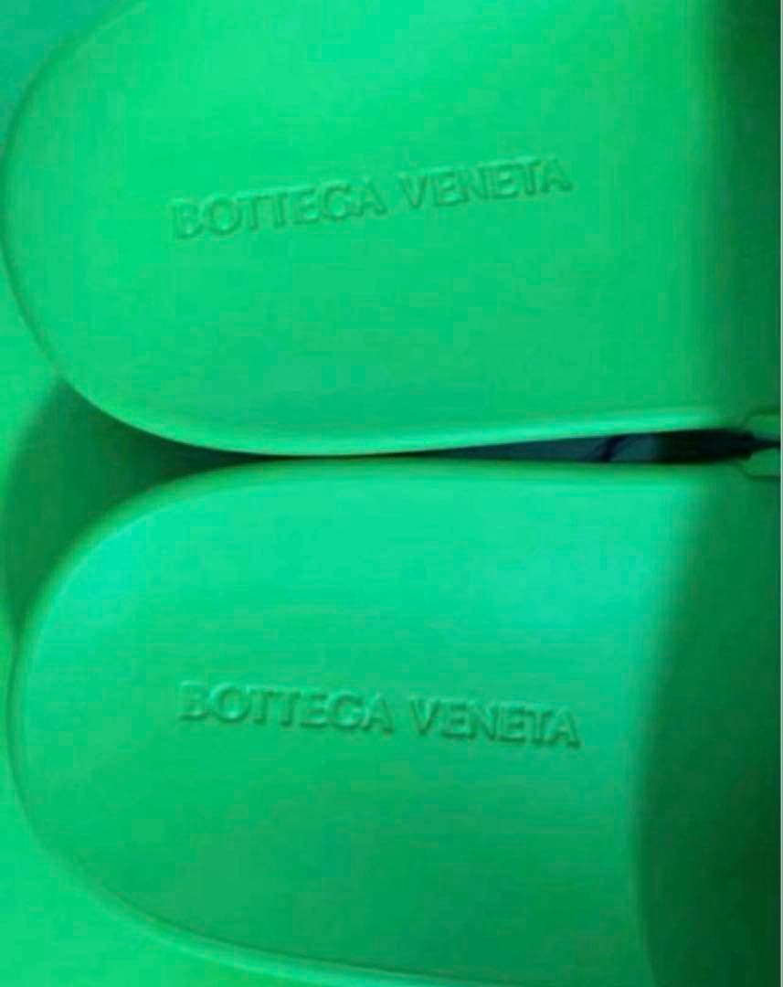 週末セール新品未使用BOTTEGA VENETAラバーサンダル　28cm