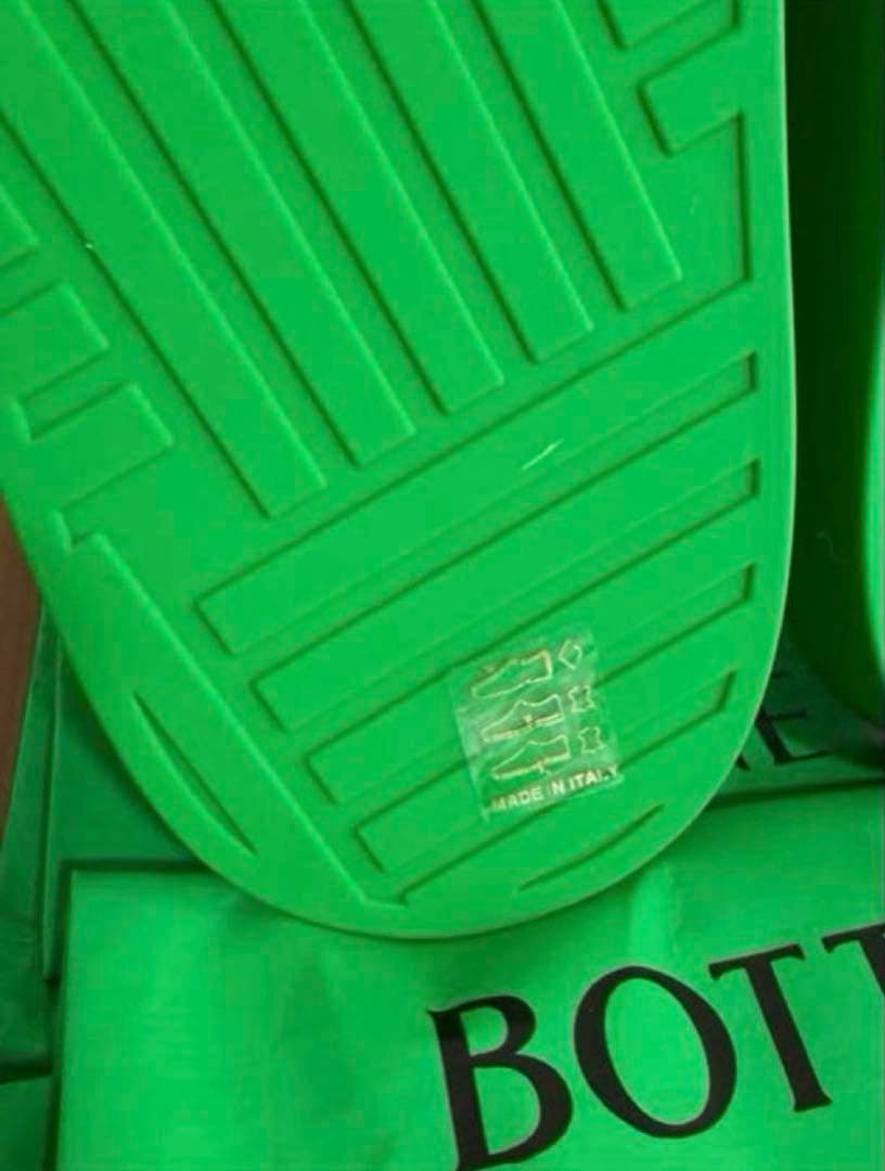 週末セール新品未使用BOTTEGA VENETAラバーサンダル　28cm