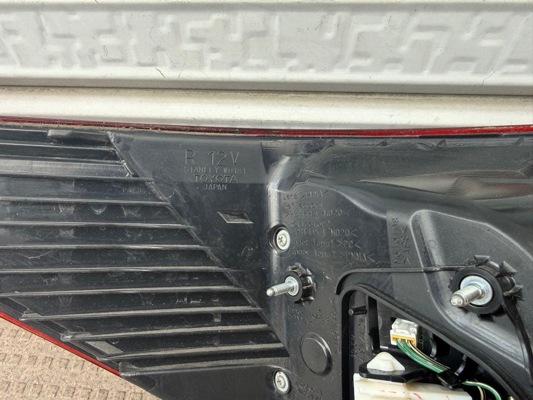 GRS210 良好な状態/損傷なし。クラウンロイヤル 右テールランプ