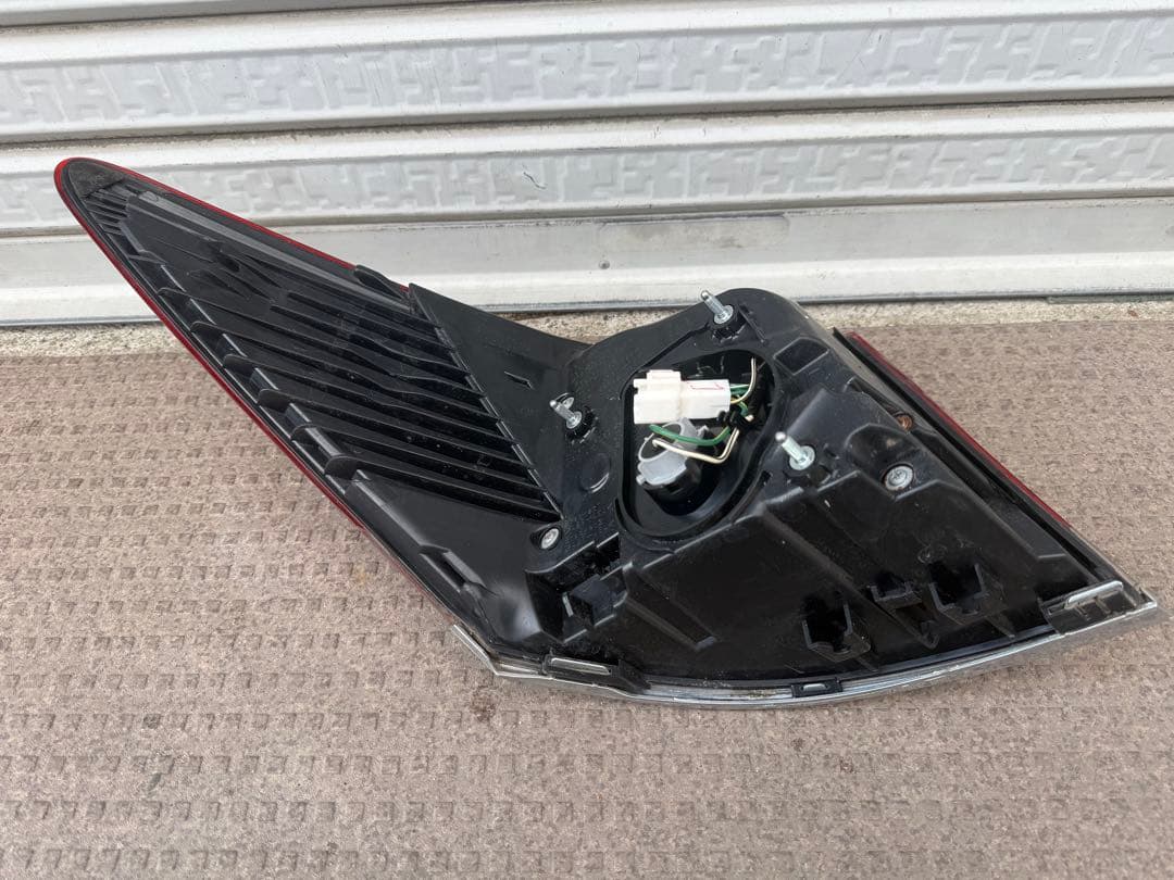 GRS210 良好な状態/損傷なし。クラウンロイヤル 右テールランプ