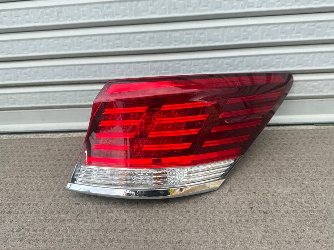 GRS210 良好な状態/損傷なし。クラウンロイヤル 右テールランプ