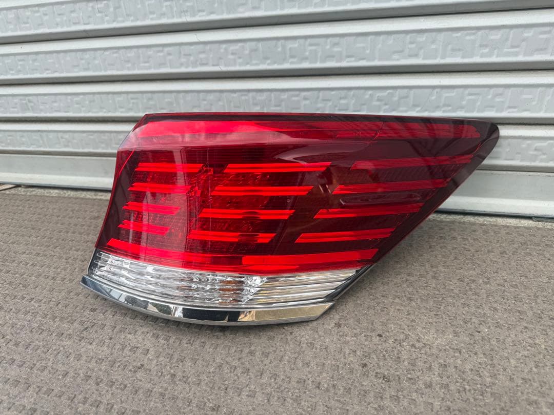 GRS210 良好な状態/損傷なし。クラウンロイヤル 右テールランプ