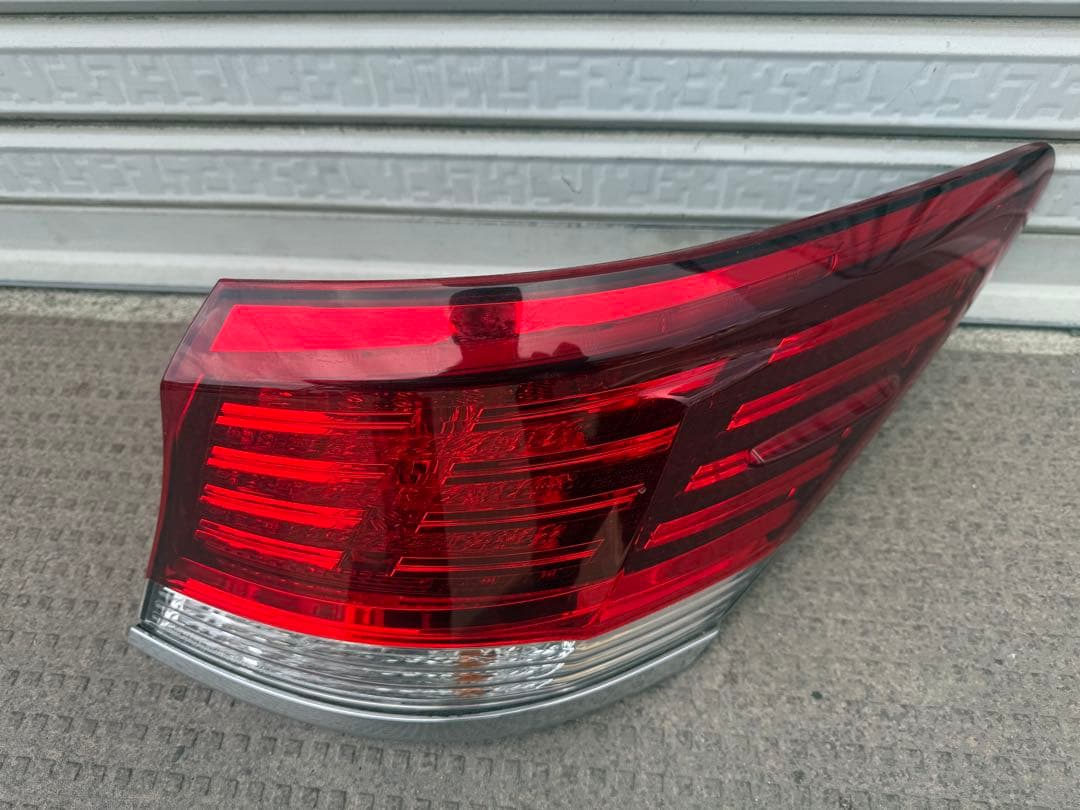 GRS210 良好な状態/損傷なし。クラウンロイヤル 右テールランプ