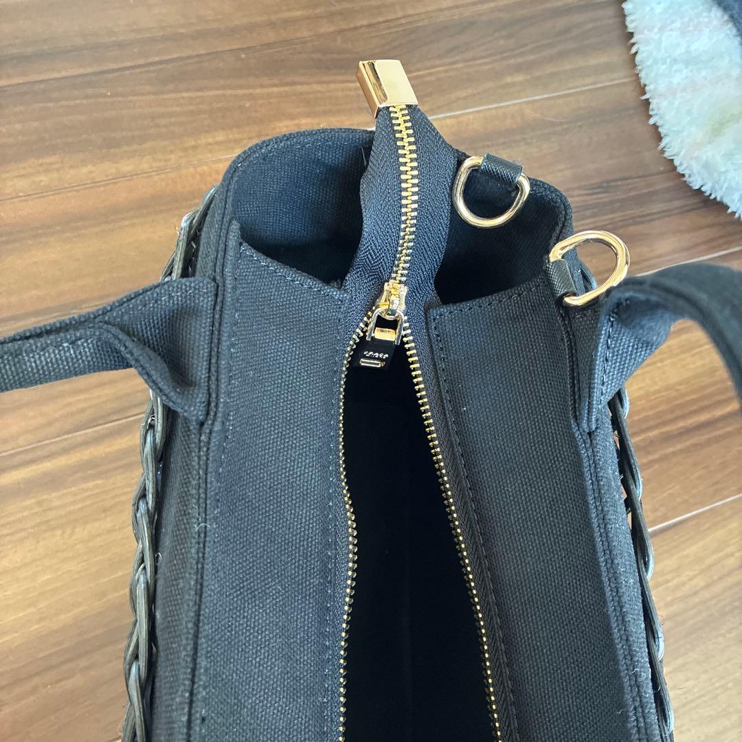 ロゴ付き　ブラック かごバッグ