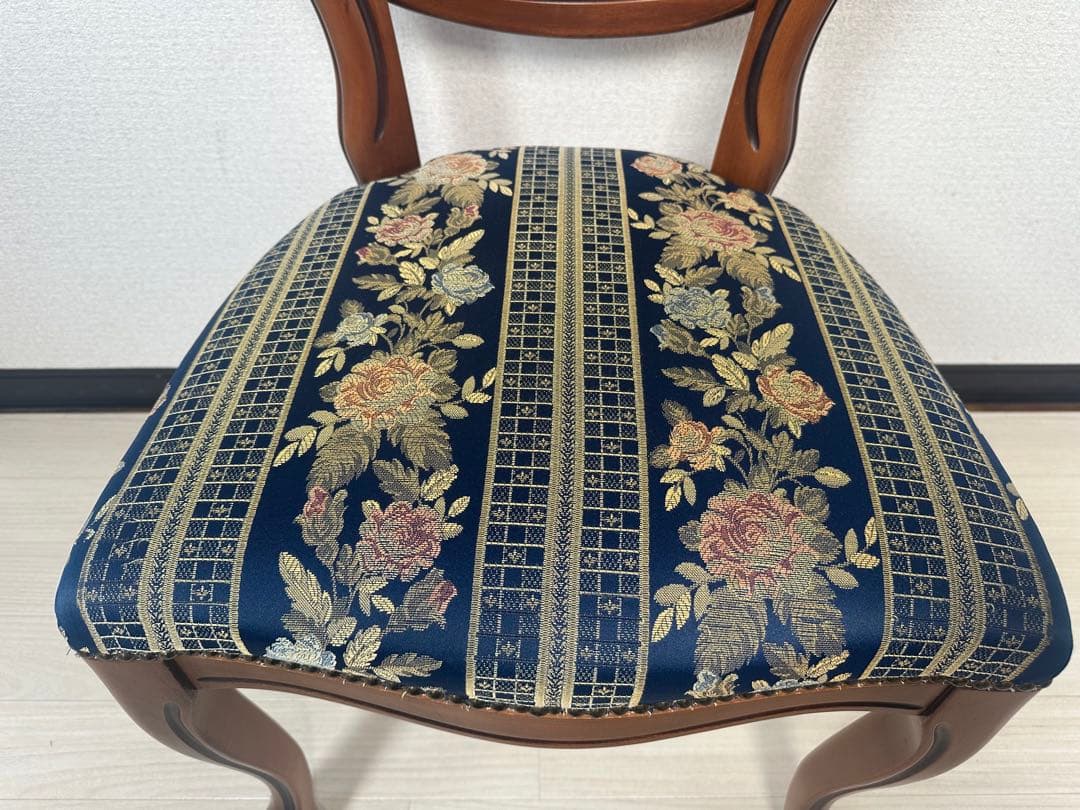 （2/4）ダイニングチェア 金華山張り アンティーク調 鋲打ち 彫刻 ※i4※