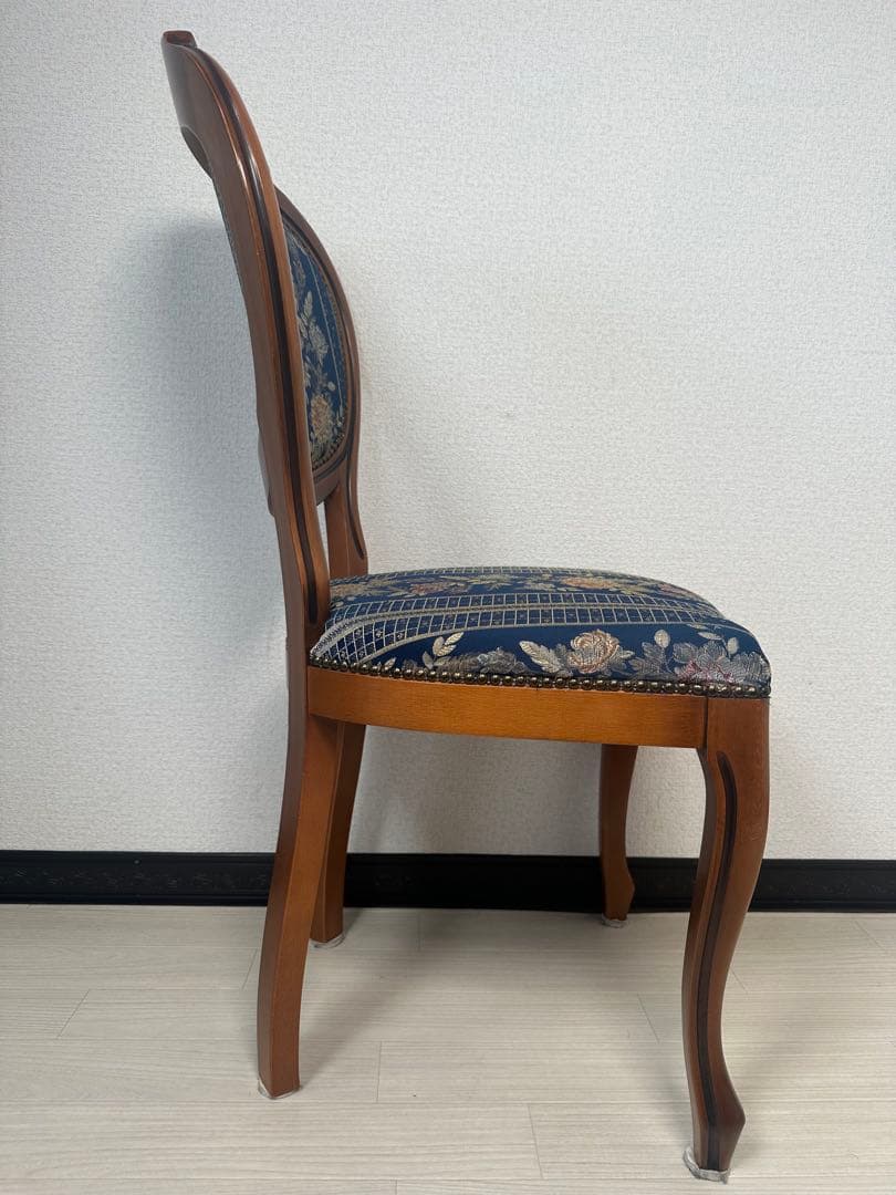 （2/4）ダイニングチェア 金華山張り アンティーク調 鋲打ち 彫刻 ※i4※