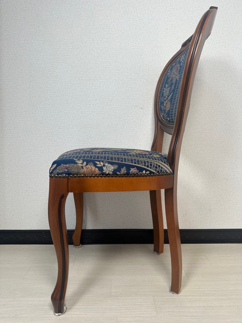 （2/4）ダイニングチェア 金華山張り アンティーク調 鋲打ち 彫刻 ※i4※