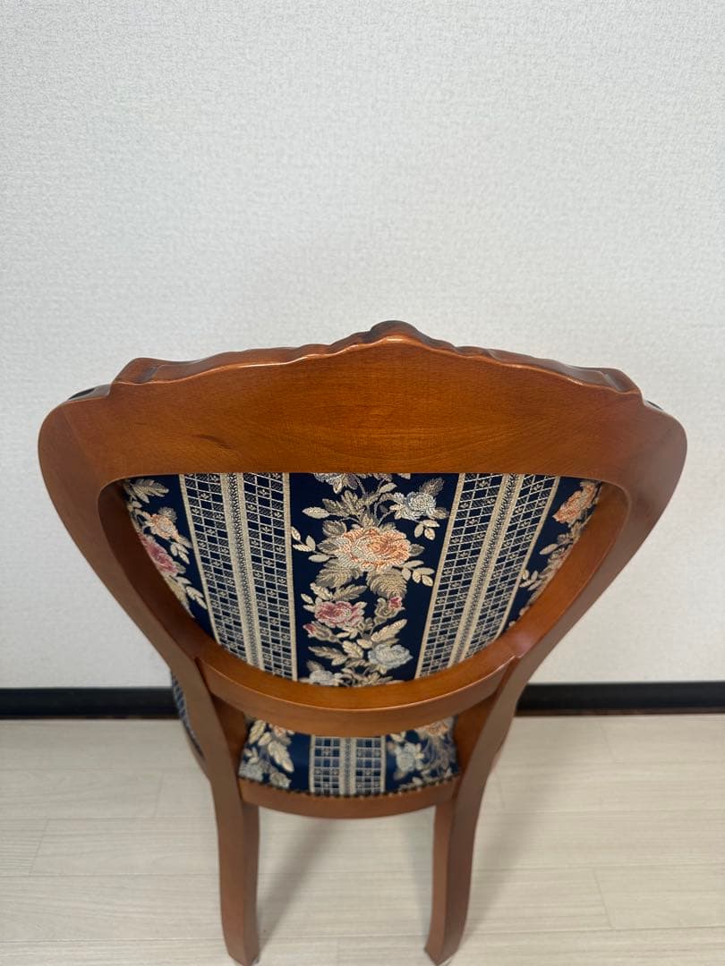 （2/4）ダイニングチェア 金華山張り アンティーク調 鋲打ち 彫刻 ※i4※