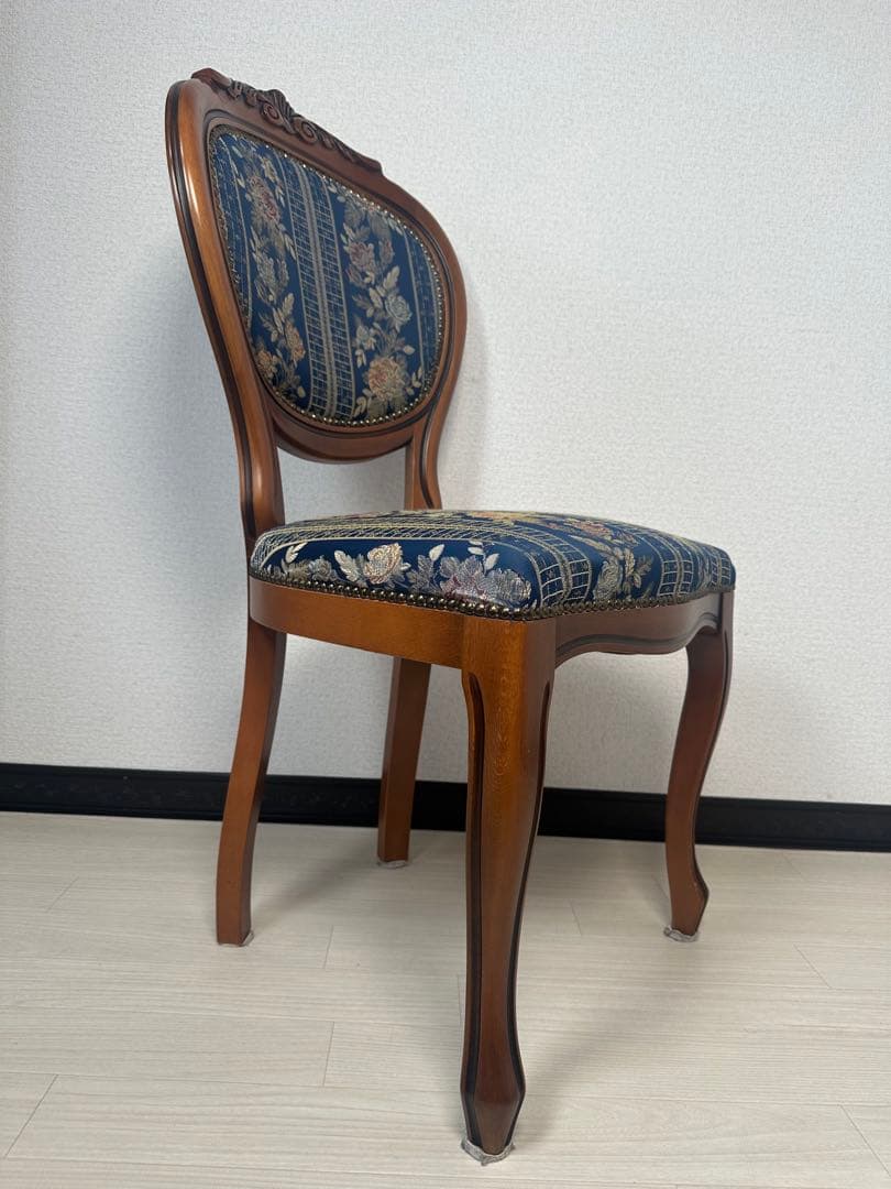 （2/4）ダイニングチェア 金華山張り アンティーク調 鋲打ち 彫刻 ※i4※