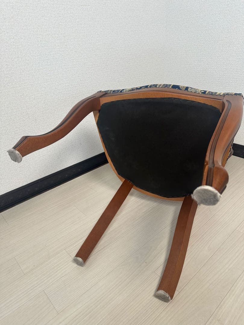 （2/4）ダイニングチェア 金華山張り アンティーク調 鋲打ち 彫刻 ※i4※