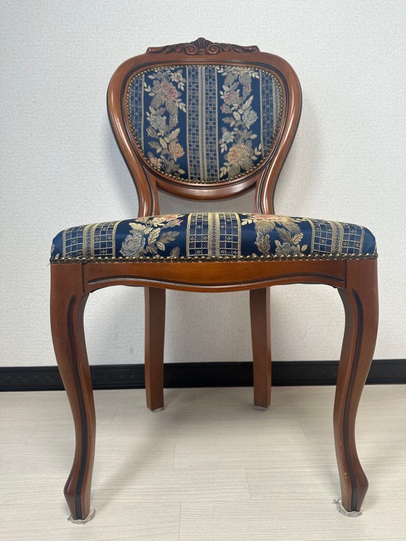 （2/4）ダイニングチェア 金華山張り アンティーク調 鋲打ち 彫刻 ※i4※