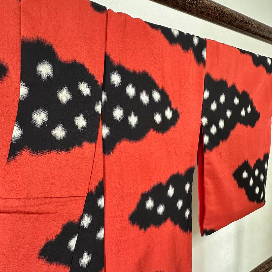 超美品　正絹　袷　着物　和装　お召　158　アンティーク　赤　黒　個性的　雲柄