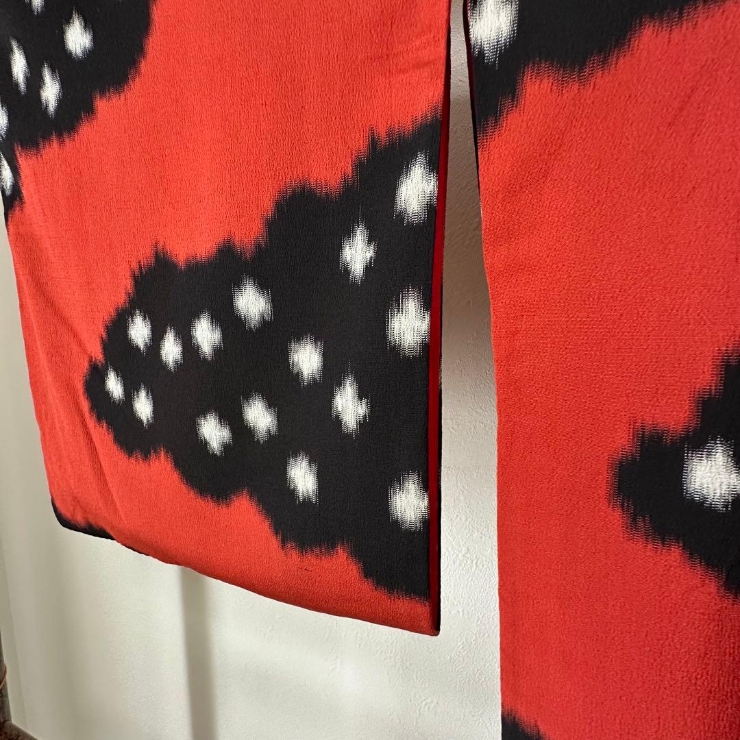 超美品　正絹　袷　着物　和装　お召　158　アンティーク　赤　黒　個性的　雲柄