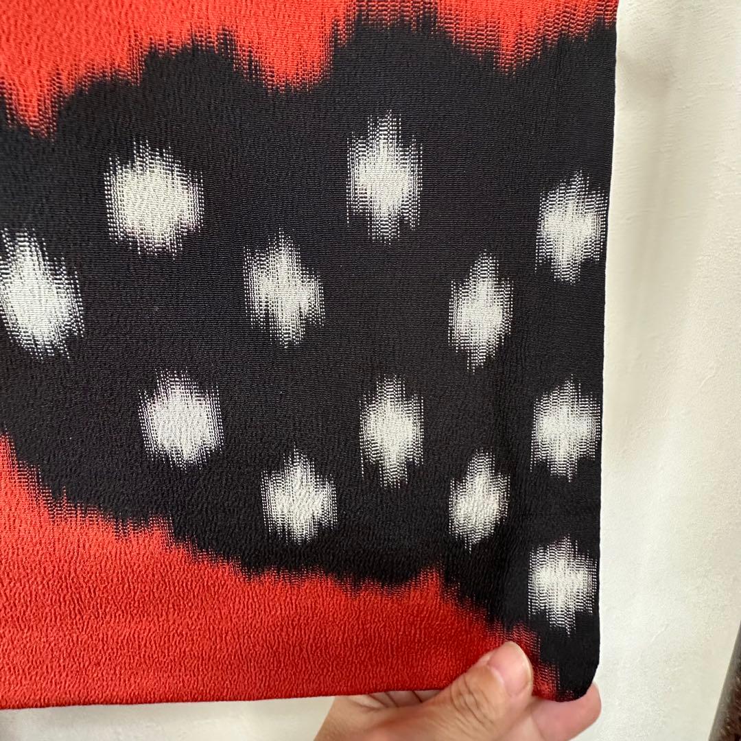 超美品　正絹　袷　着物　和装　お召　158　アンティーク　赤　黒　個性的　雲柄