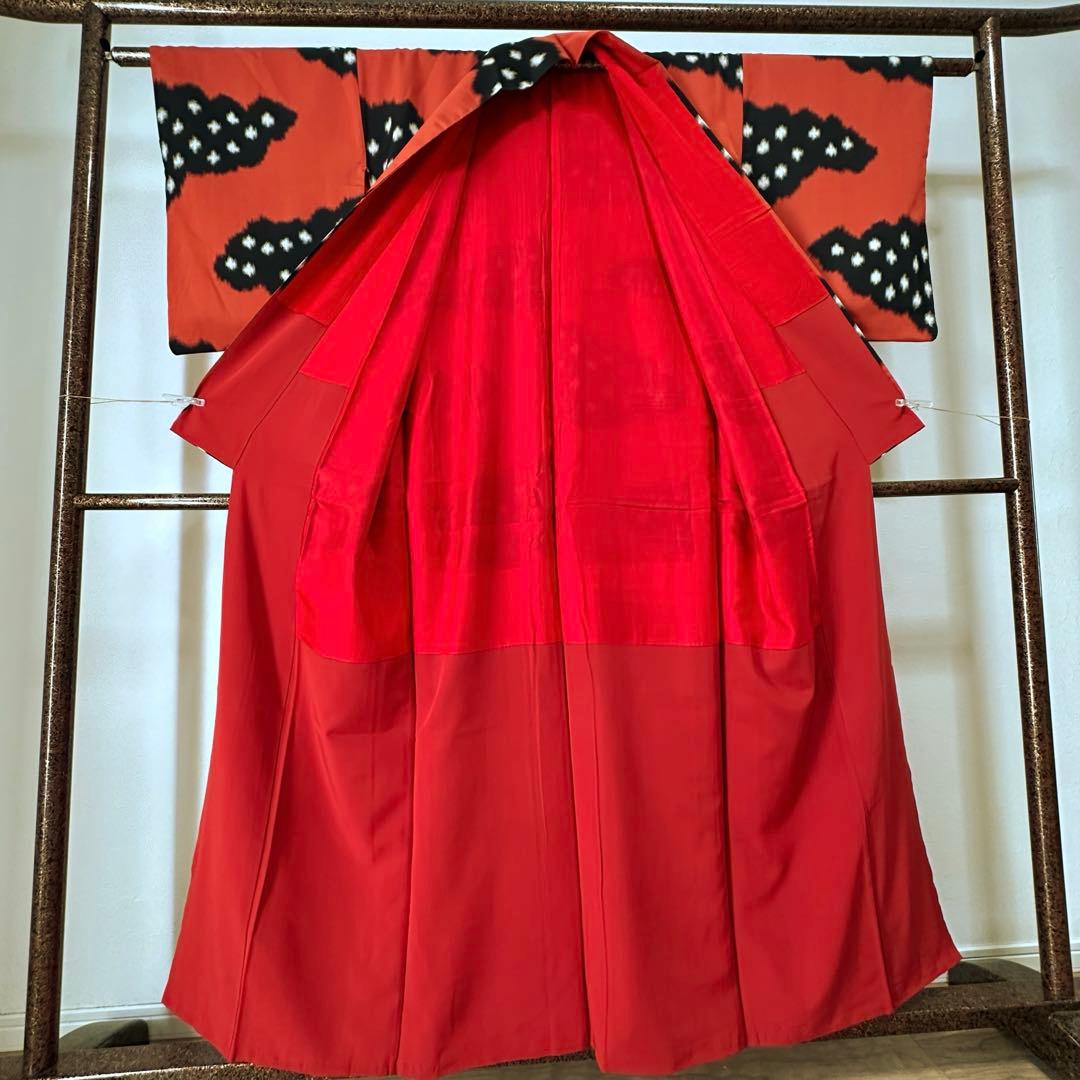 超美品　正絹　袷　着物　和装　お召　158　アンティーク　赤　黒　個性的　雲柄