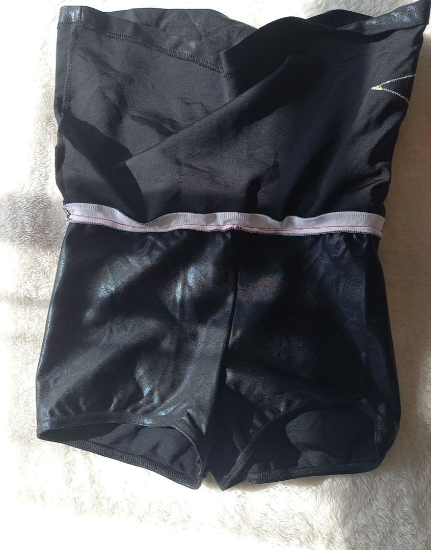 チアリーディングウェア 黒 赤 スパンコール