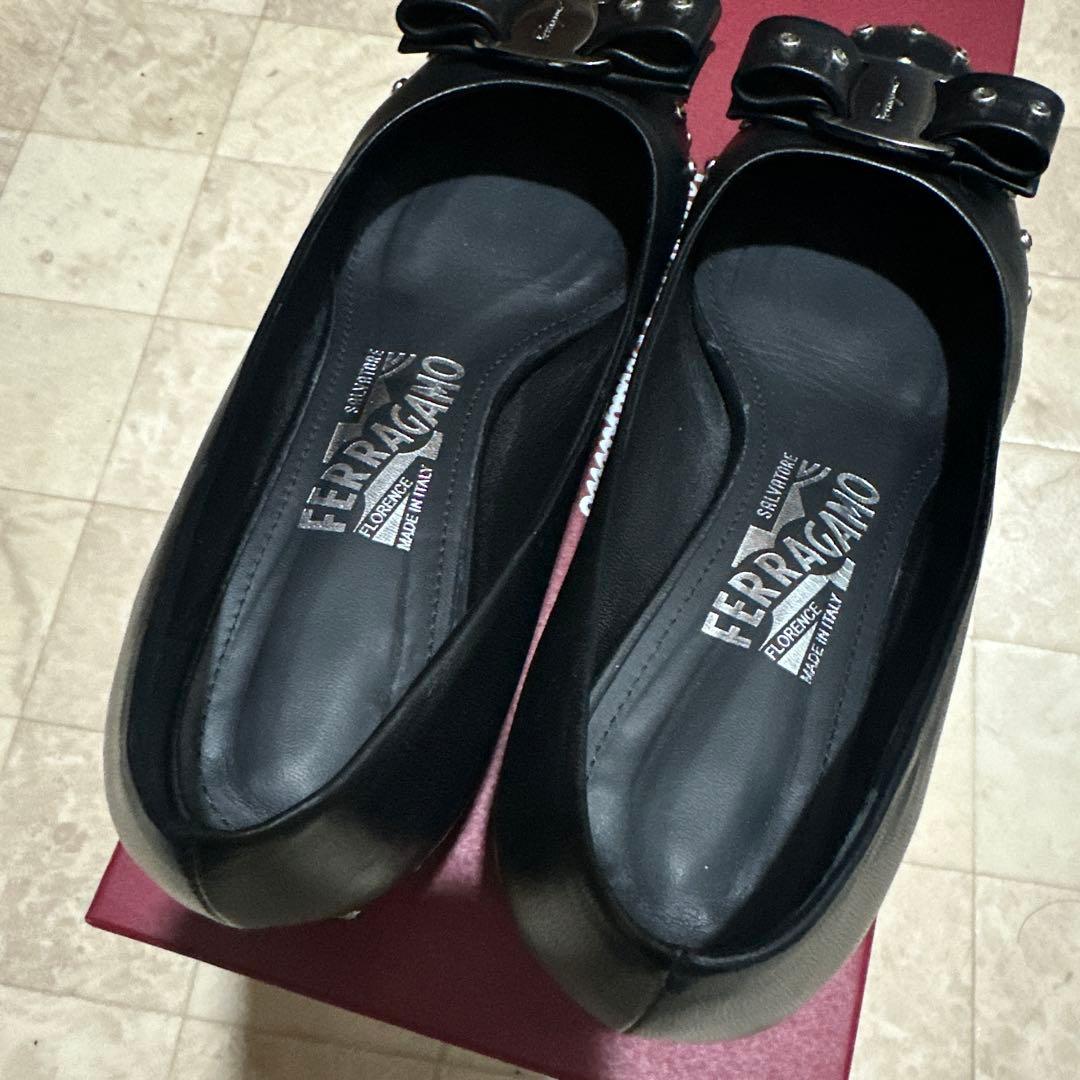 フェラガモ靴　22.5 キラキラスタッズ　ブラック