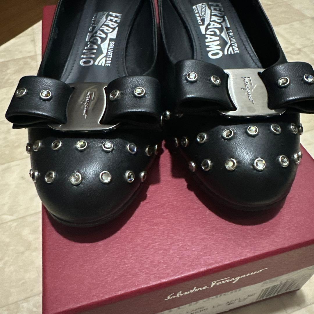 フェラガモ靴　22.5 キラキラスタッズ　ブラック