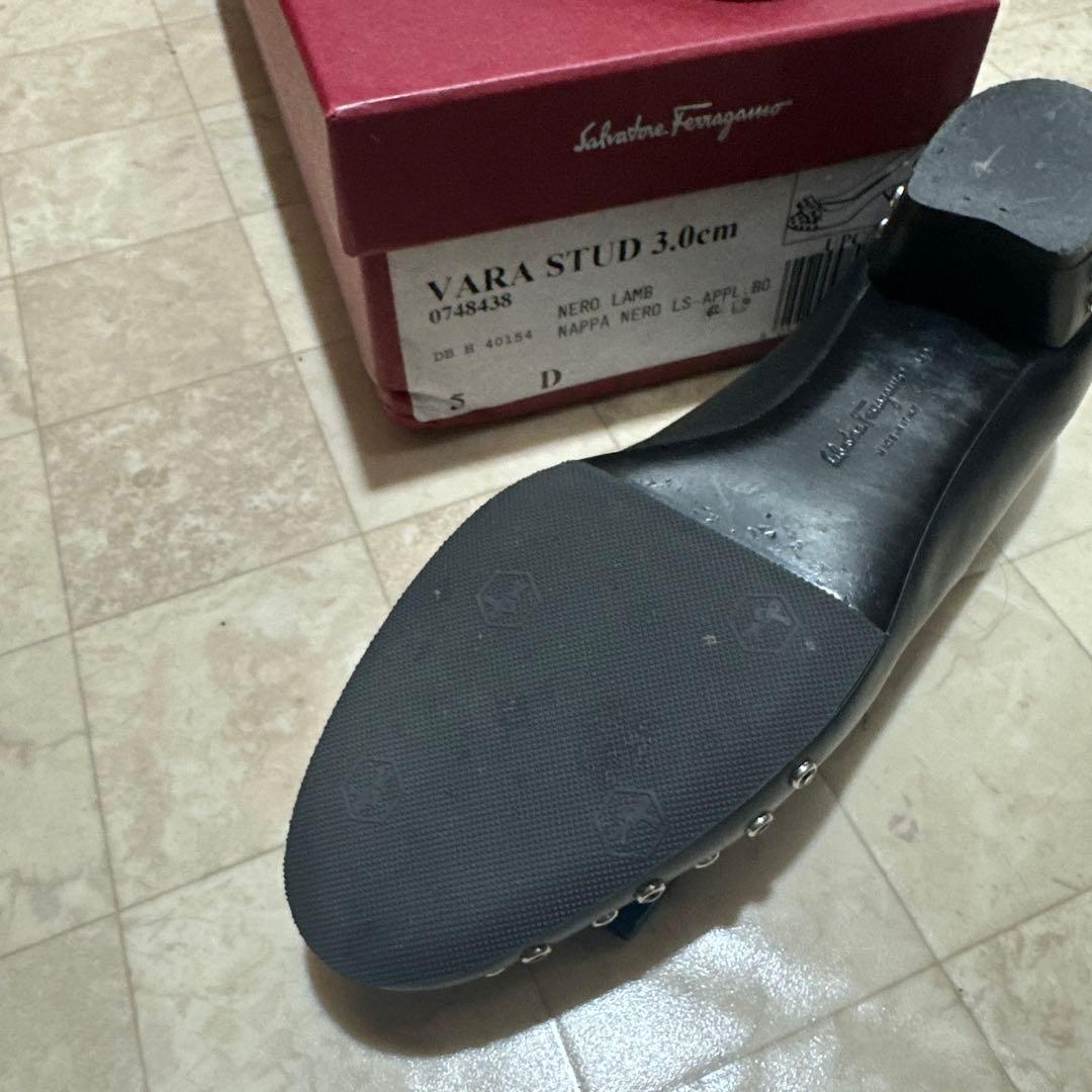 フェラガモ靴　22.5 キラキラスタッズ　ブラック