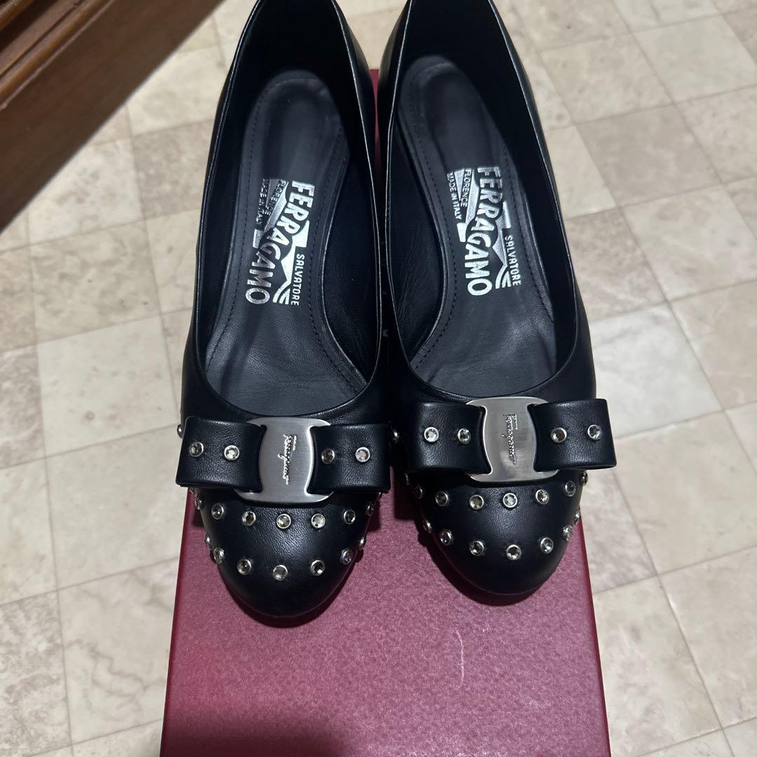 フェラガモ靴　22.5 キラキラスタッズ　ブラック