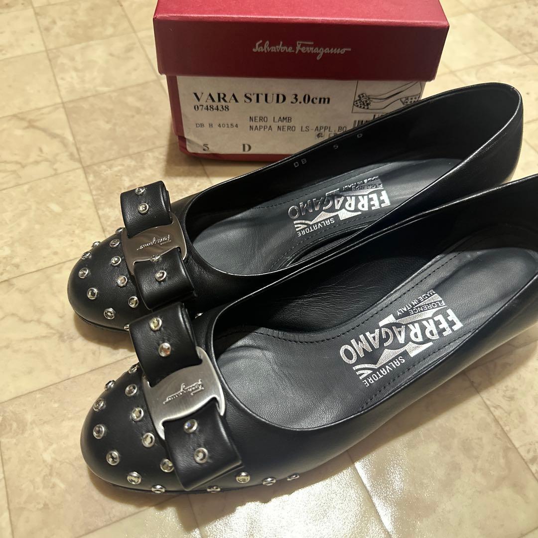 フェラガモ靴　22.5 キラキラスタッズ　ブラック