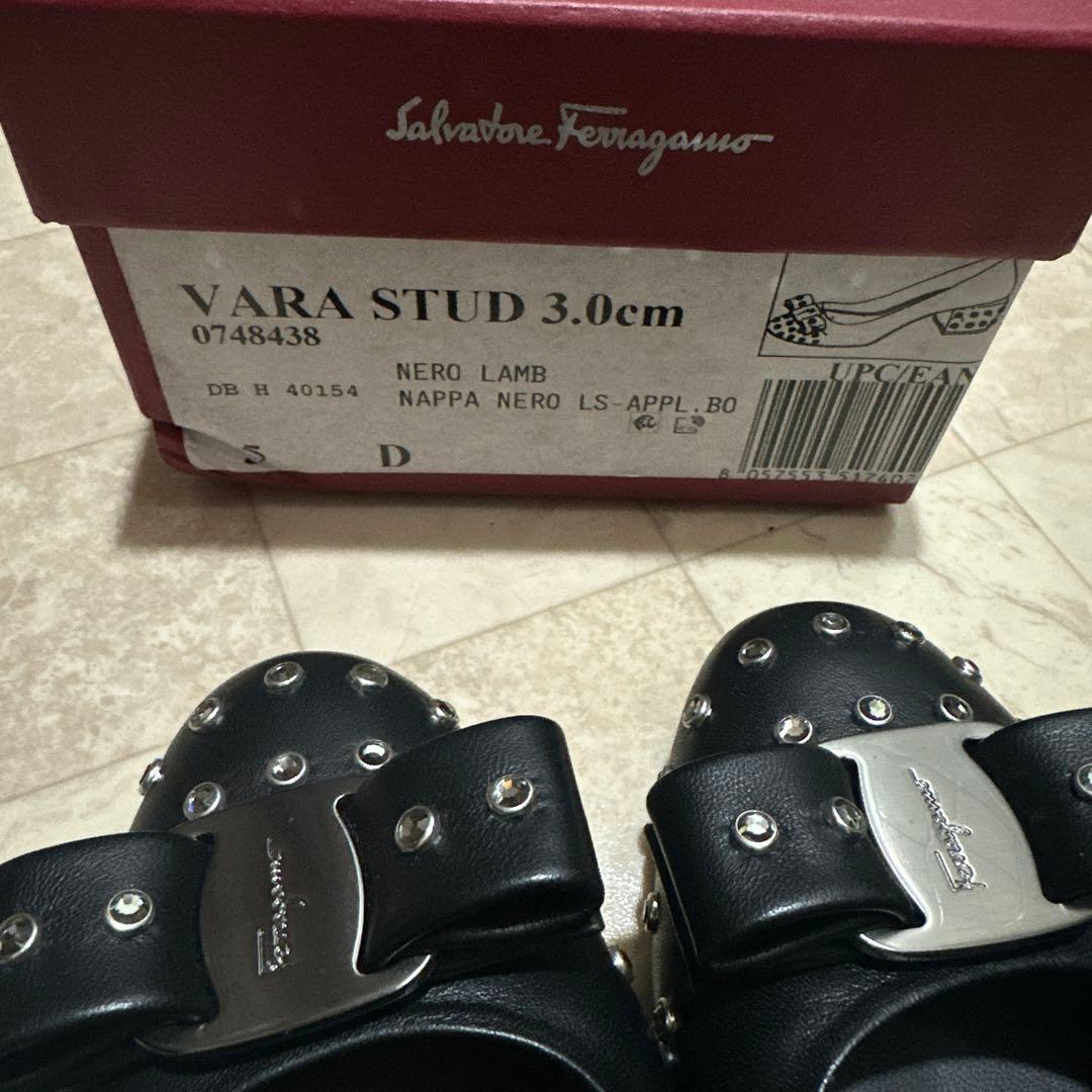 フェラガモ靴　22.5 キラキラスタッズ　ブラック