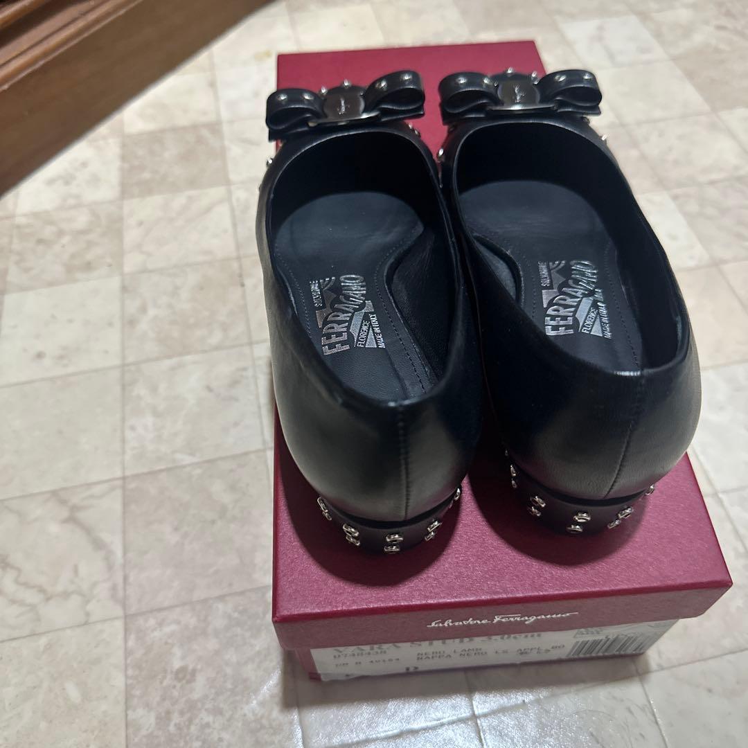 フェラガモ靴　22.5 キラキラスタッズ　ブラック