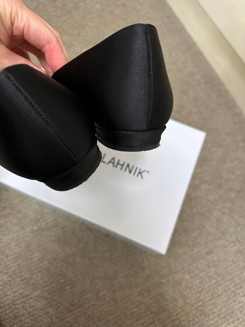 Manolo Blahnik ハンギシ サテンフラットシューズ