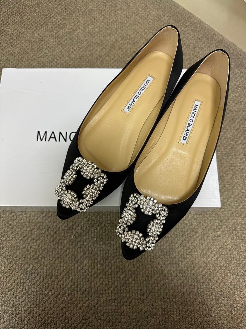 Manolo Blahnik ハンギシ サテンフラットシューズ