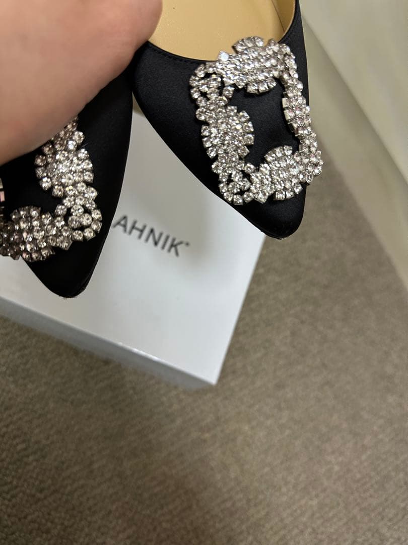 Manolo Blahnik ハンギシ サテンフラットシューズ