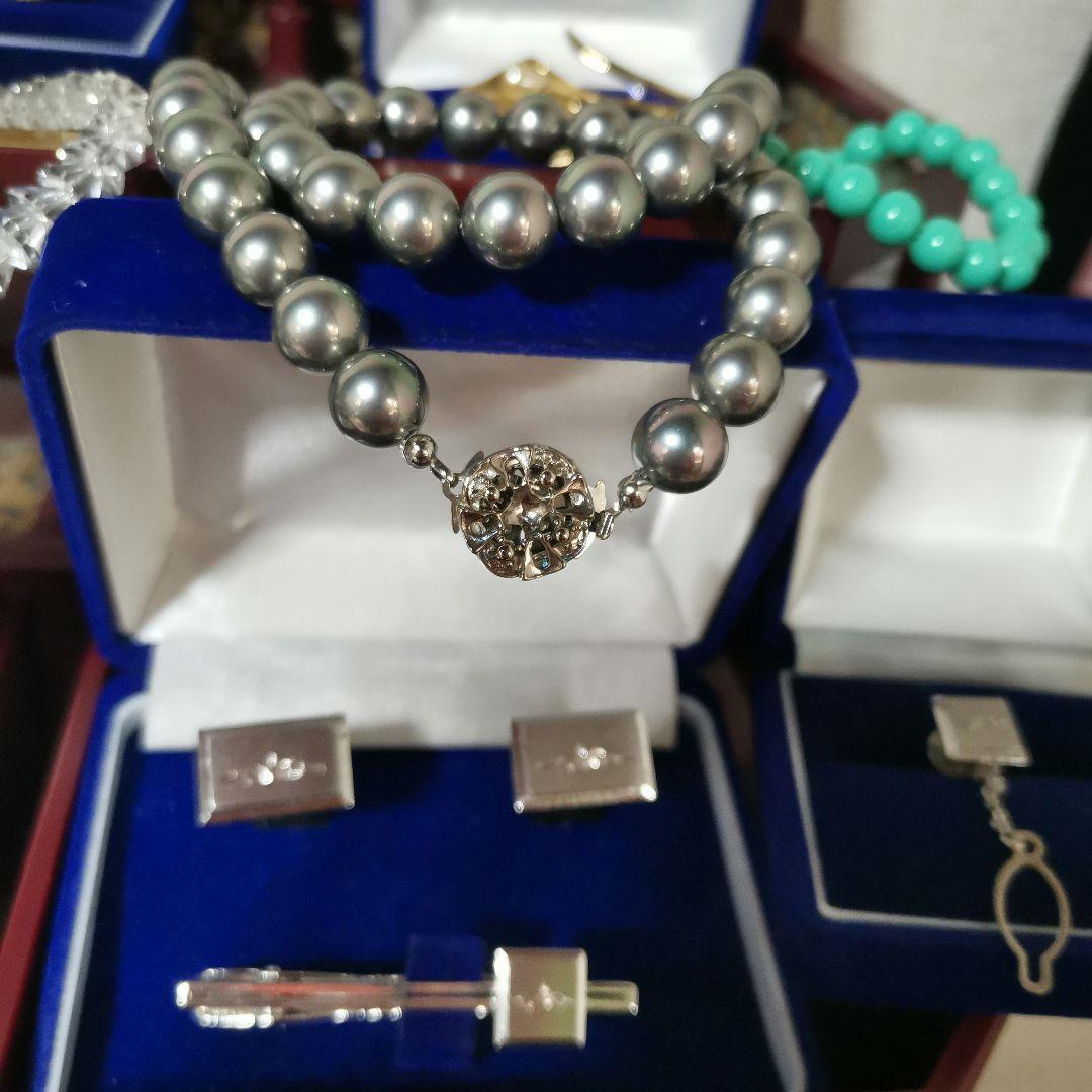 遺品整理 大量アクセサリー 刻印 指輪 金色 喜平 ネックレス ブローチ 翡翠