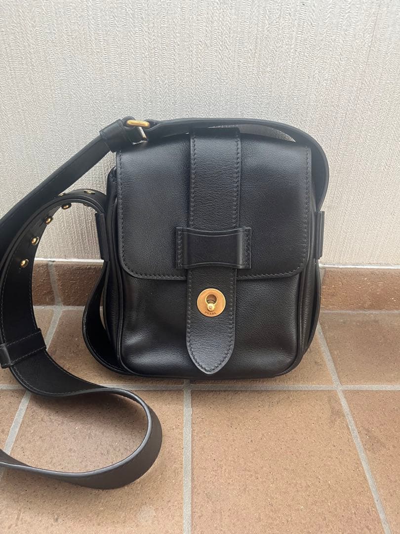 PRADA プラダ　レザー　ショルダーバッグ　ブラック　スクエア