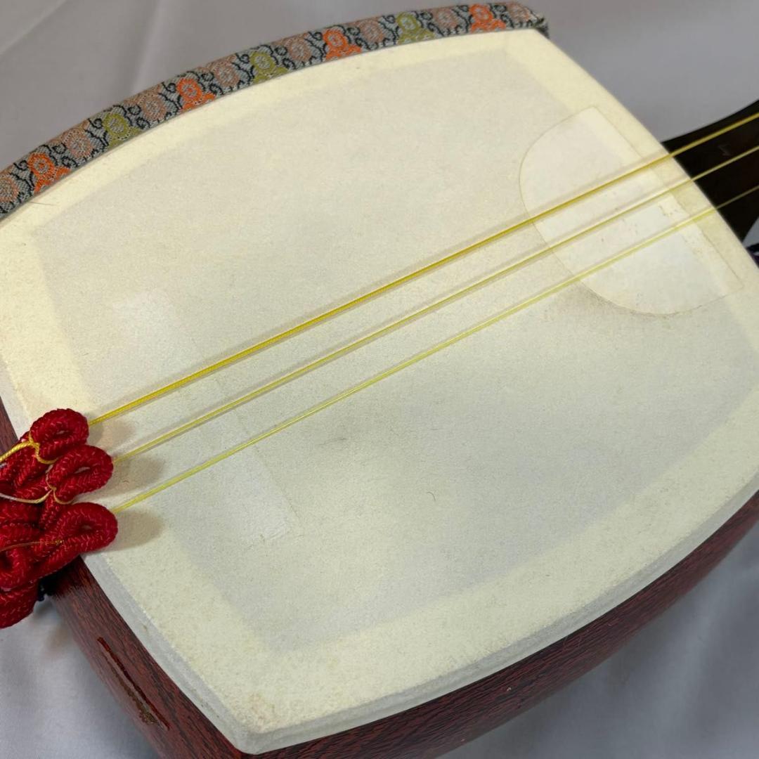 三味線　中棹（太さ2.6cm）　破れなし　駒・撥・弦・指掛付属