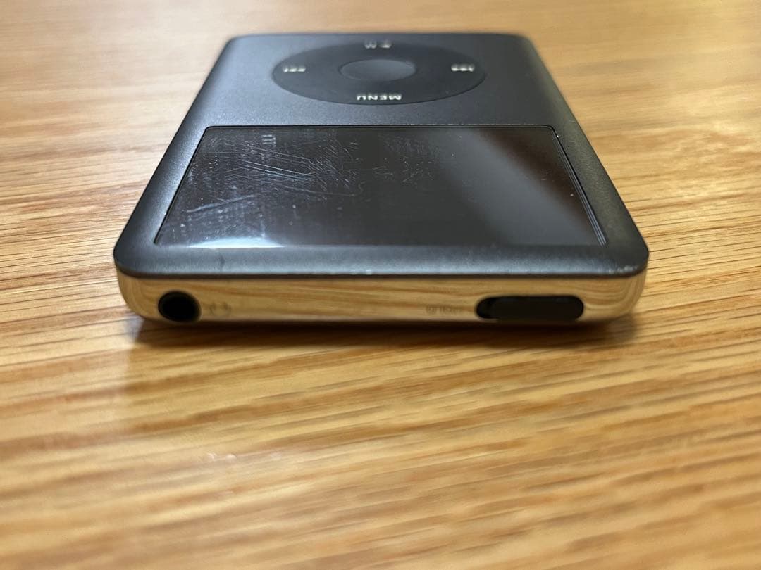 Apple iPod classic 120GB 本体とUSBケーブル