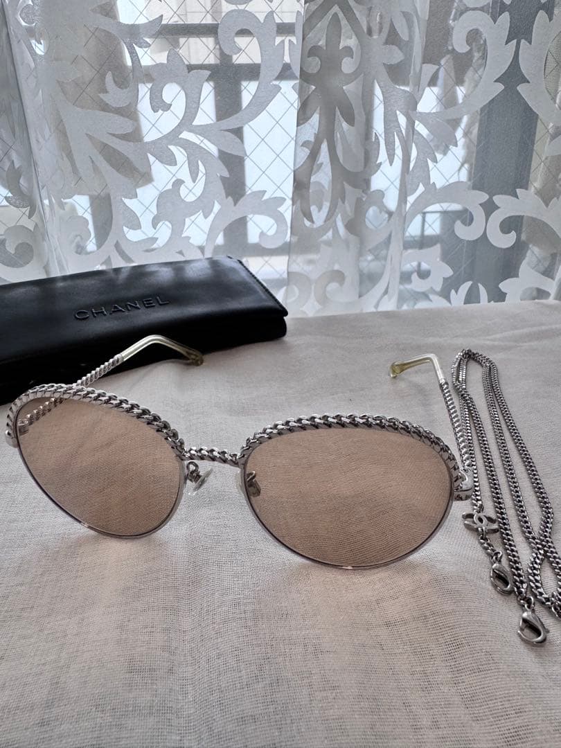 CHANELチェーン付きサングラス 箱付属品付き