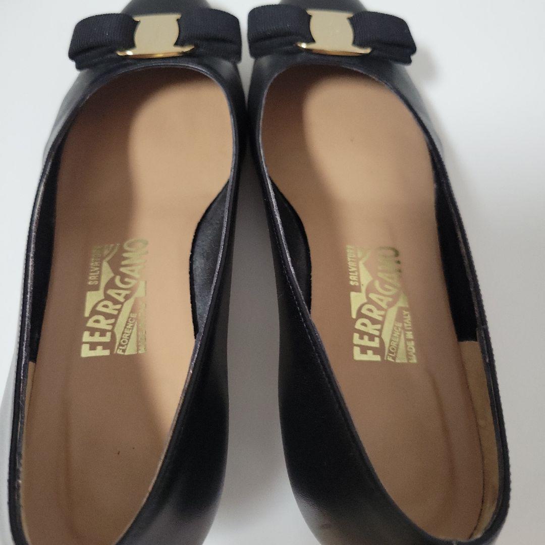 フェラガモの黒パンプス　7ハーフ幅はCです。