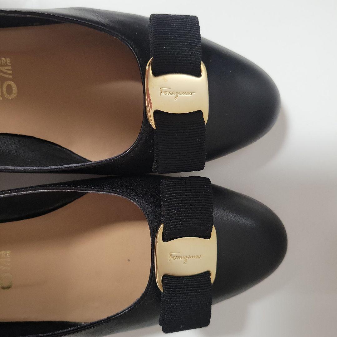 フェラガモの黒パンプス　7ハーフ幅はCです。