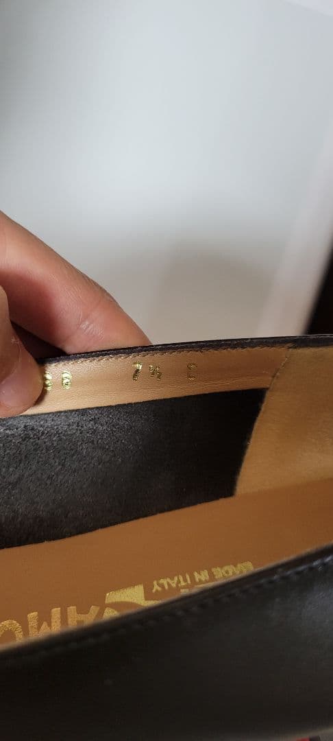 フェラガモの黒パンプス　7ハーフ幅はCです。