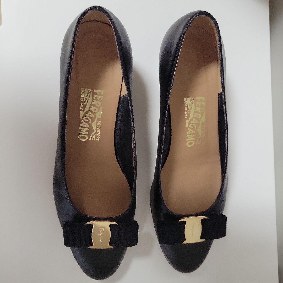 フェラガモの黒パンプス　7ハーフ幅はCです。