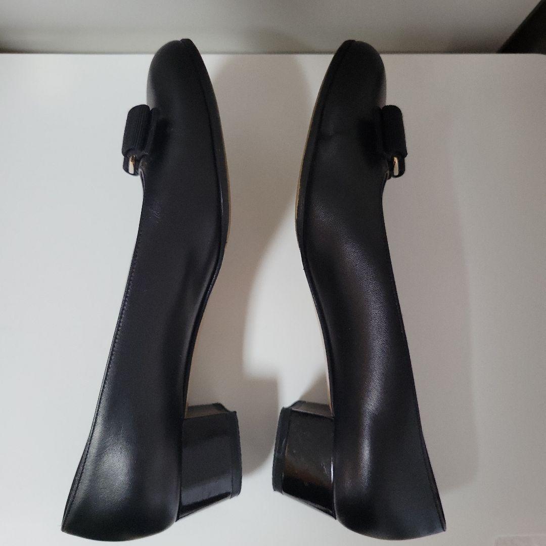 フェラガモの黒パンプス　7ハーフ幅はCです。