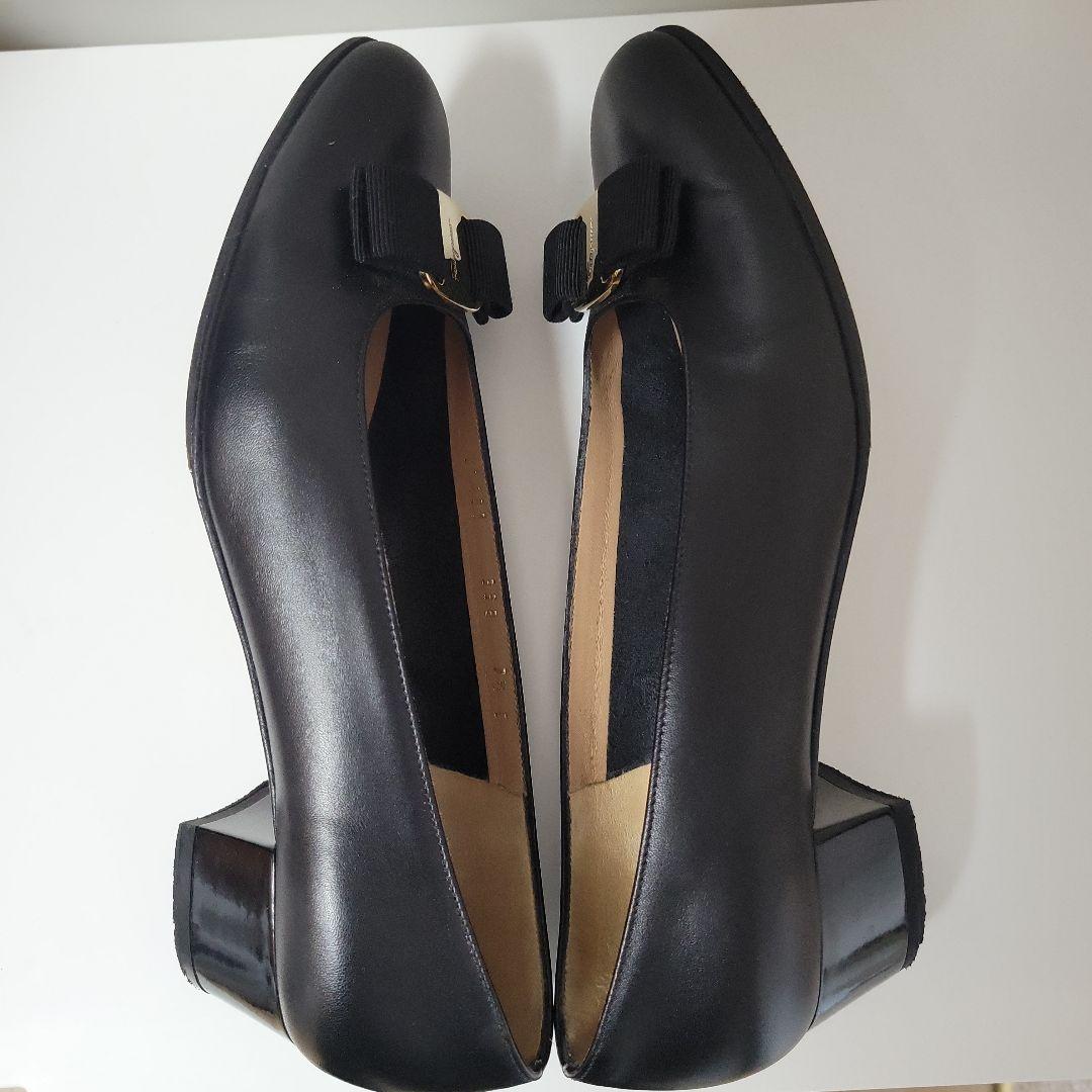 フェラガモの黒パンプス　7ハーフ幅はCです。
