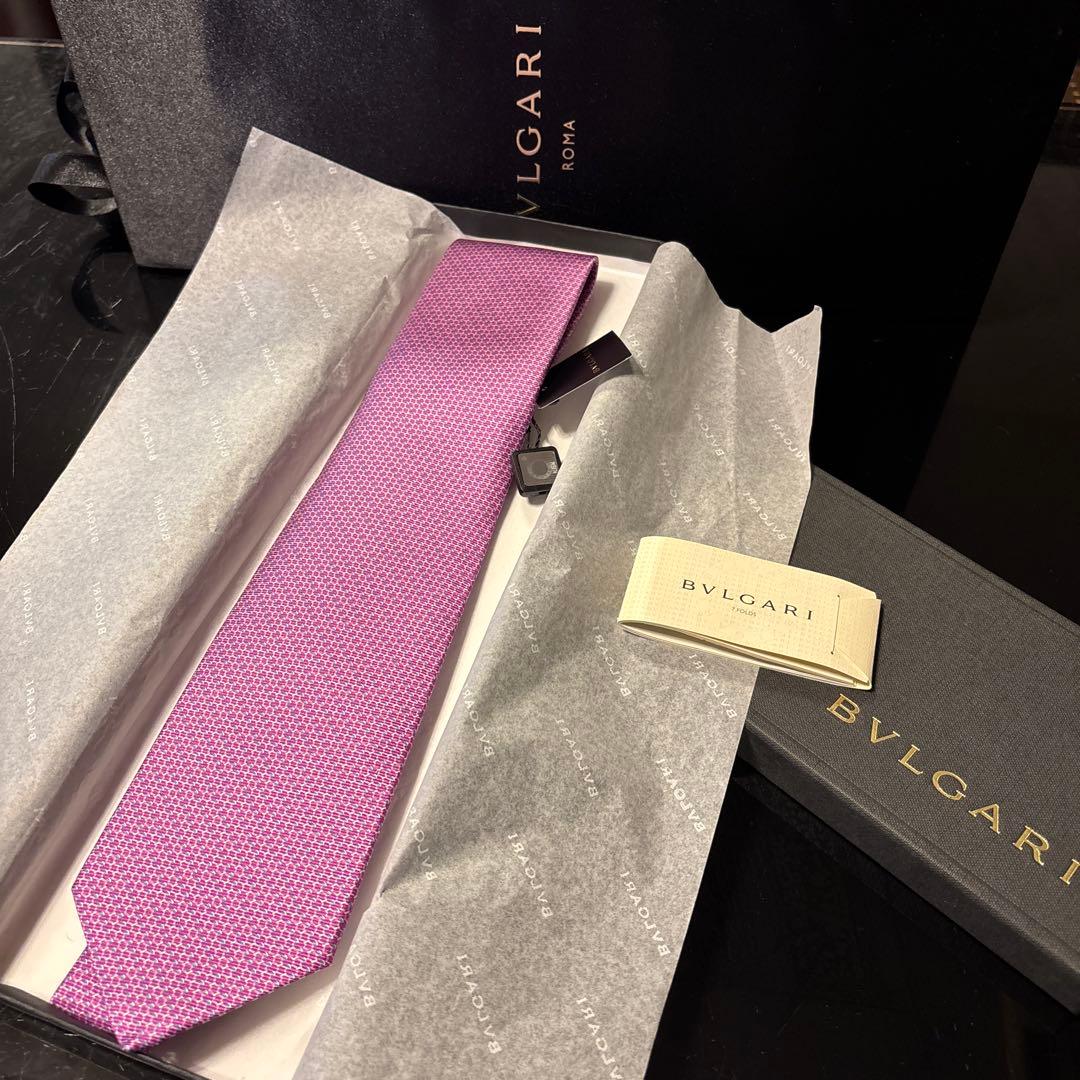 BVLGARI ピンク　幾何学模様 ネクタイ　新品　成人式　シルク100