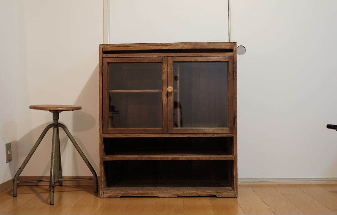 ヴィンテージ木製キャビネット、侘寂の美学漂う一品