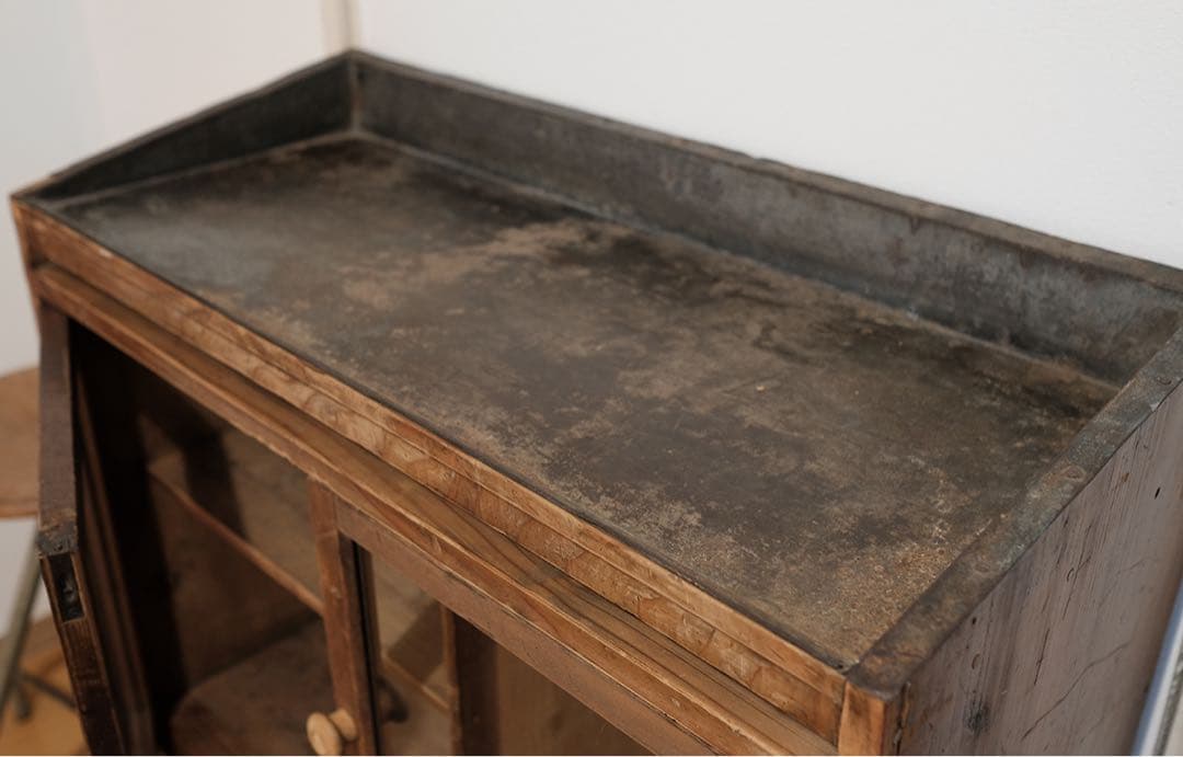 ヴィンテージ木製キャビネット、侘寂の美学漂う一品