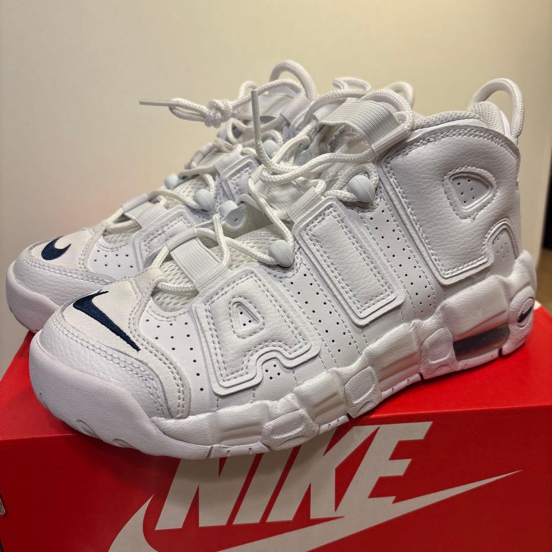 NIKE DH919-100 アップテンポホワイトスニーカー