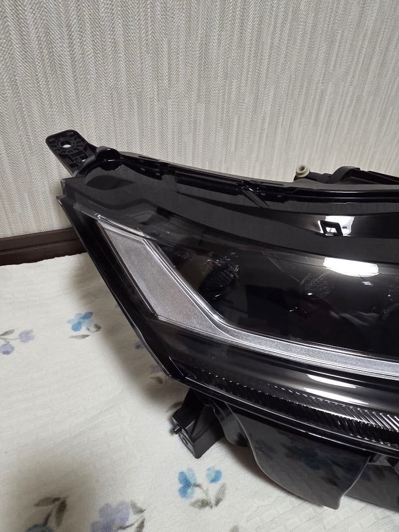 美品！　ユニット付き　日産　ノートオーラ　E13 右ヘッドライト