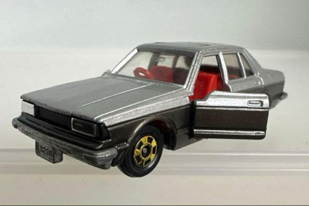 黒箱トミカ　日本製　ニッサン　ブルーバード　ターボ