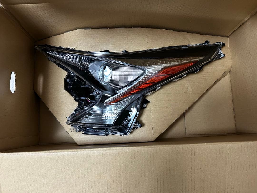 50プリウス 純正ヘッドライト【新品未使用】